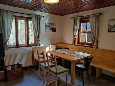 Ein Sitzbereich in der Unterkunft Idyllic Mountain Hütte -Gesäuse Nationalpark