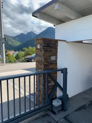 Ein allgemeiner Bergblick oder ein Berglick von der Lodge aus