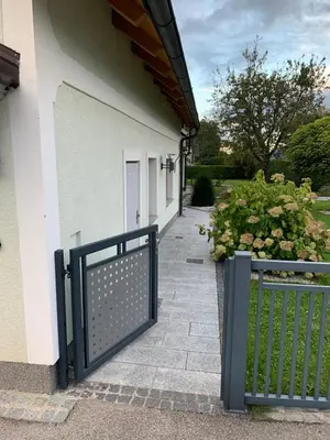 Das Gebäude in dem sich die Lodge befindet