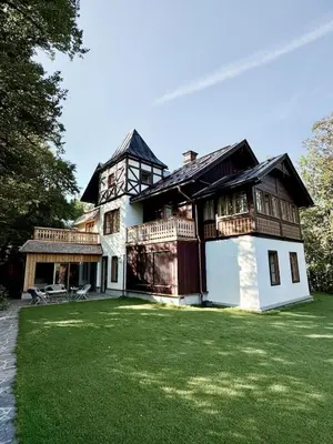 Das Gebäude in dem sich die Villa befindet