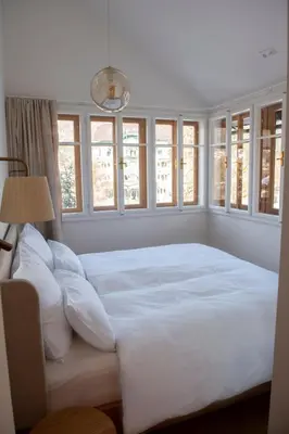 Ein Bett oder Betten in einem Zimmer der Unterkunft Villa Nicoletta - Luxus am See - Your Austrian Home