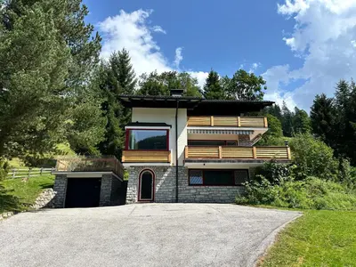 Das Gebäude in dem sich das Ferienhaus befindet