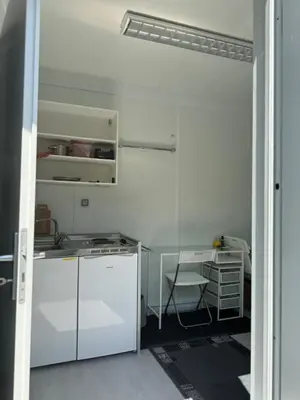 Küche/Küchenzeile in der Unterkunft Möbilierter Wohncontainer für bis zu 2 Personen in der Gemeinde Rutzenham
