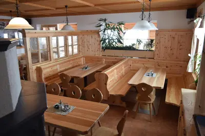 Ein Restaurant oder anderes Speiselokal in der Unterkunft Lodge am Krippenstein