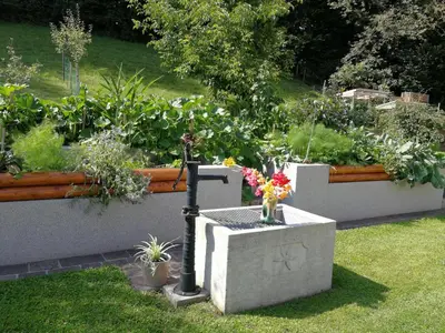 Ein Garten an der Unterkunft Privatzimmer am Weinbrunnen