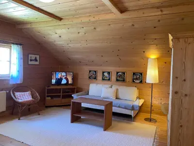 Ein Sitzbereich in der Unterkunft Ferienwohnung nähe Attersee - Traunsee LEHNER IM WALD charmantes Bauernhaus in Alleinlage