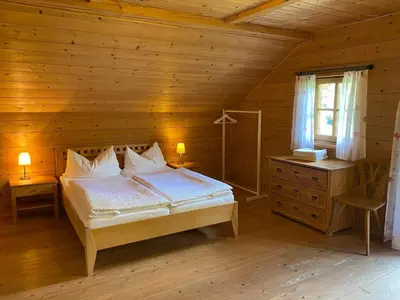 Ein Bett oder Betten in einem Zimmer der Unterkunft Ferienwohnung nähe Attersee - Traunsee LEHNER IM WALD charmantes Bauernhaus in Alleinlage