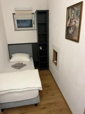 Ein Bett oder Betten in einem Zimmer der Unterkunft Danner Worker Rooms Schörfling - Ruhige Appartements mit Küche für Arbeiter & Firmen