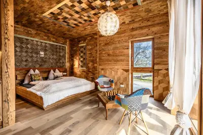 Ein Bett oder Betten in einem Zimmer der Unterkunft der baum hideaway