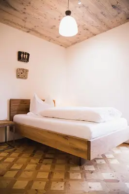 Ein Bett oder Betten in einem Zimmer der Unterkunft der baum hideaway
