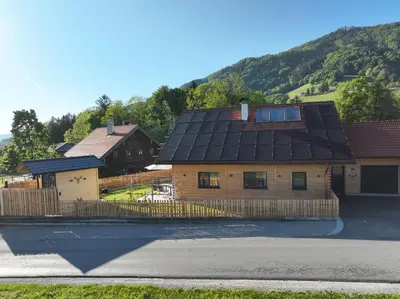Ein allgemeiner Bergblick oder ein Berglick von des Ferienhauses aus