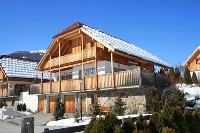 Das Gebäude in dem sich das Ferienhaus befindet