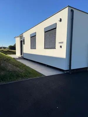 Das Gebäude in dem sich das Ferienhaus befindet