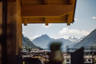 Ein allgemeiner Bergblick oder ein Berglick von der Ferienwohnung aus