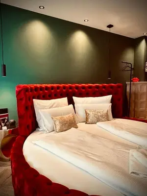 Grundriss der Unterkunft Red Velvet-Romantik Appartement mit Balkon & Flussblick - Das Alpenzeit im Zentrum mit Parkplatz