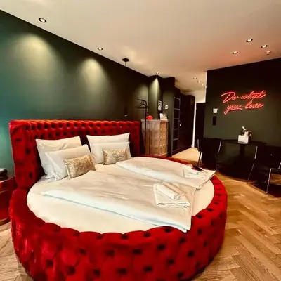 Red Velvet-Romantik Appartement mit Balkon & Flussblick - Das Alpenzeit im Zentrum mit Parkplatz