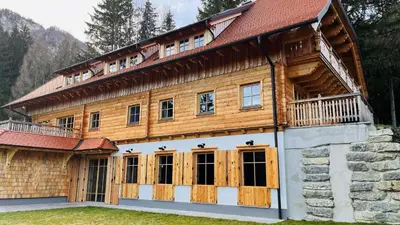 Das Gebäude in dem sich das Ferienhaus befindet