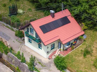 Das Gebäude in dem sich das Ferienhaus befindet