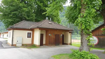 Das Gebäude in dem sich der Campingplatz befindet