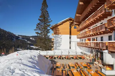 Ein allgemeiner Bergblick oder ein Berglick von des Aparthotels aus