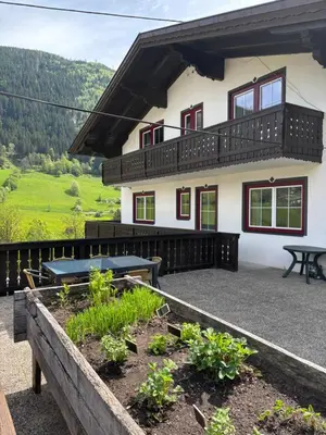 Ein allgemeiner Bergblick oder ein Berglick von des Ferienhauses aus