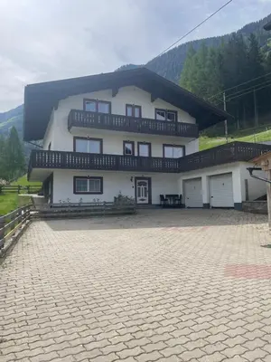 Ein allgemeiner Bergblick oder ein Berglick von des Ferienhauses aus