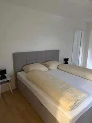 Ein Bett oder Betten in einem Zimmer der Unterkunft ALS Zimmer & Suiten