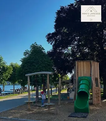 Ein Kinderspielbereich in der Unterkunft MIMIs Lakeside Apartment - NEWLY RENOVATED
