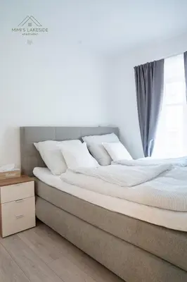 Ein Bett oder Betten in einem Zimmer der Unterkunft MIMIs Lakeside Apartment - NEWLY RENOVATED
