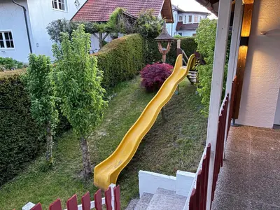 Ein Garten an der Unterkunft Bungalow - Kinderspielplatz - Garten mit Feuerstelle