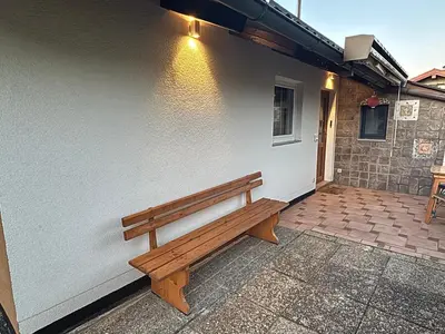 Das Gebäude in dem sich das Ferienhaus befindet