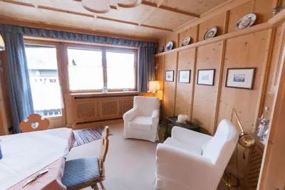 Ein Sitzbereich in der Unterkunft Modern Living Traditional Style