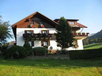 Das Gebäude in dem sich der Bauernhof befindet
