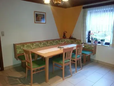 Ein Sitzbereich in der Unterkunft Osterbichlerhof