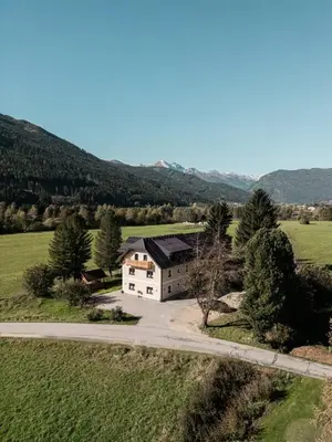 Naturlandschaft in der Nähe of country house