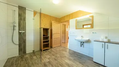 Ein Badezimmer in der Unterkunft Chalets am Loser by Landluft