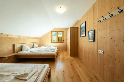 Ein Bett oder Betten in einem Zimmer der Unterkunft Chalets am Loser by Landluft