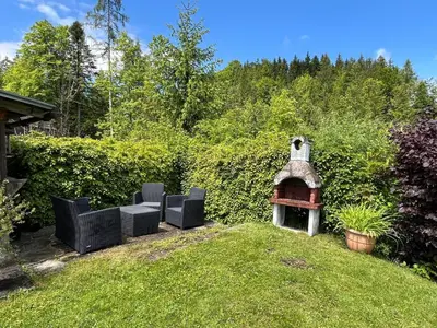 Ein Garten an der Unterkunft HIASN Haus