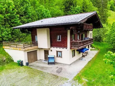Das Gebäude in dem sich das Ferienhaus befindet