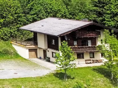 Das Gebäude in dem sich das Ferienhaus befindet