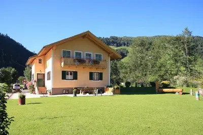 Ein allgemeiner Bergblick oder ein Berglick von des Ferienhauses aus