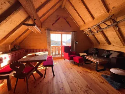 Ein Sitzbereich in der Unterkunft Troadkastn Chalet Lachtal