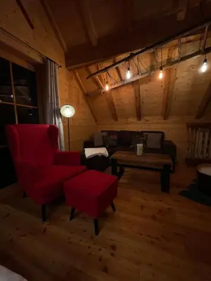 Ein Sitzbereich in der Unterkunft Troadkastn Chalet Lachtal