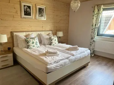Ein Bett oder Betten in einem Zimmer der Unterkunft Luxury Double Room, Kitchenette, Games Room and Bar