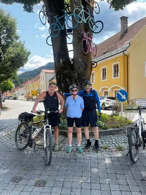 Radfahren an der Unterkunft Luxury Double Room, Kitchenette, Games Room and Bar oder in der Nähe