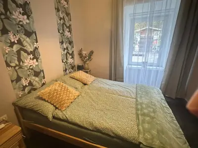 Ein Bett oder Betten in einem Zimmer der Unterkunft Park apartman Kertes ház a park mellett gyönyörű kilátással Dog friendly garden house with a wonderful view next to the park