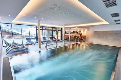Der Swimmingpool an oder in der Nähe von Haus Hubertus by Summit Travel