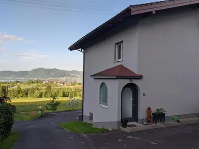 Ein allgemeiner Bergblick oder ein Berglick von der Ferienwohnung aus