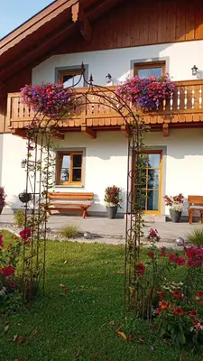 Ein Garten an der Unterkunft Ferienwohnung Schlossmayr