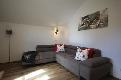 Ein Sitzbereich in der Unterkunft Ferienwohnung Schlossmayr